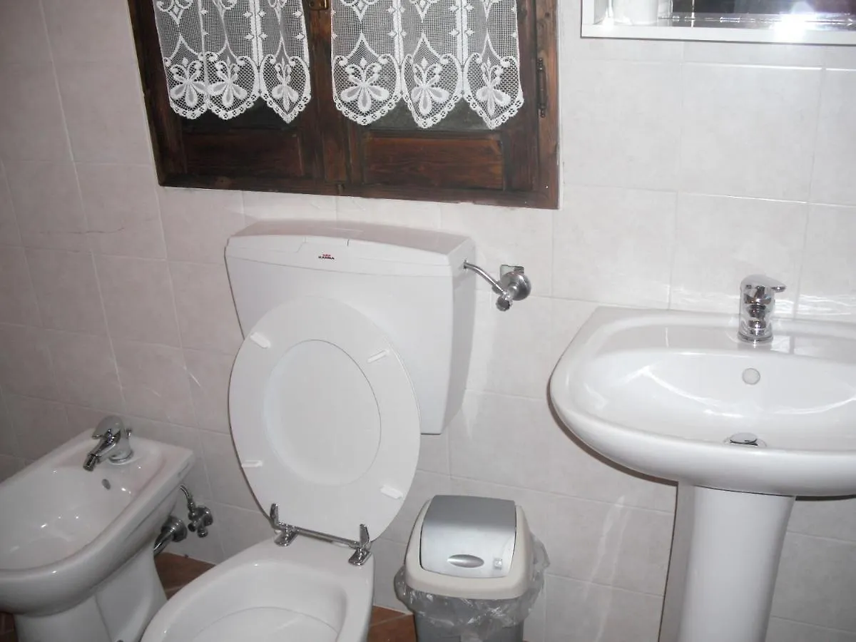 Comfortable Chalet In Giarola With Mountain View Busana
