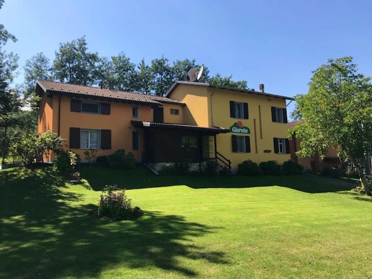 Comfortable Chalet In Giarola With Mountain View Busana